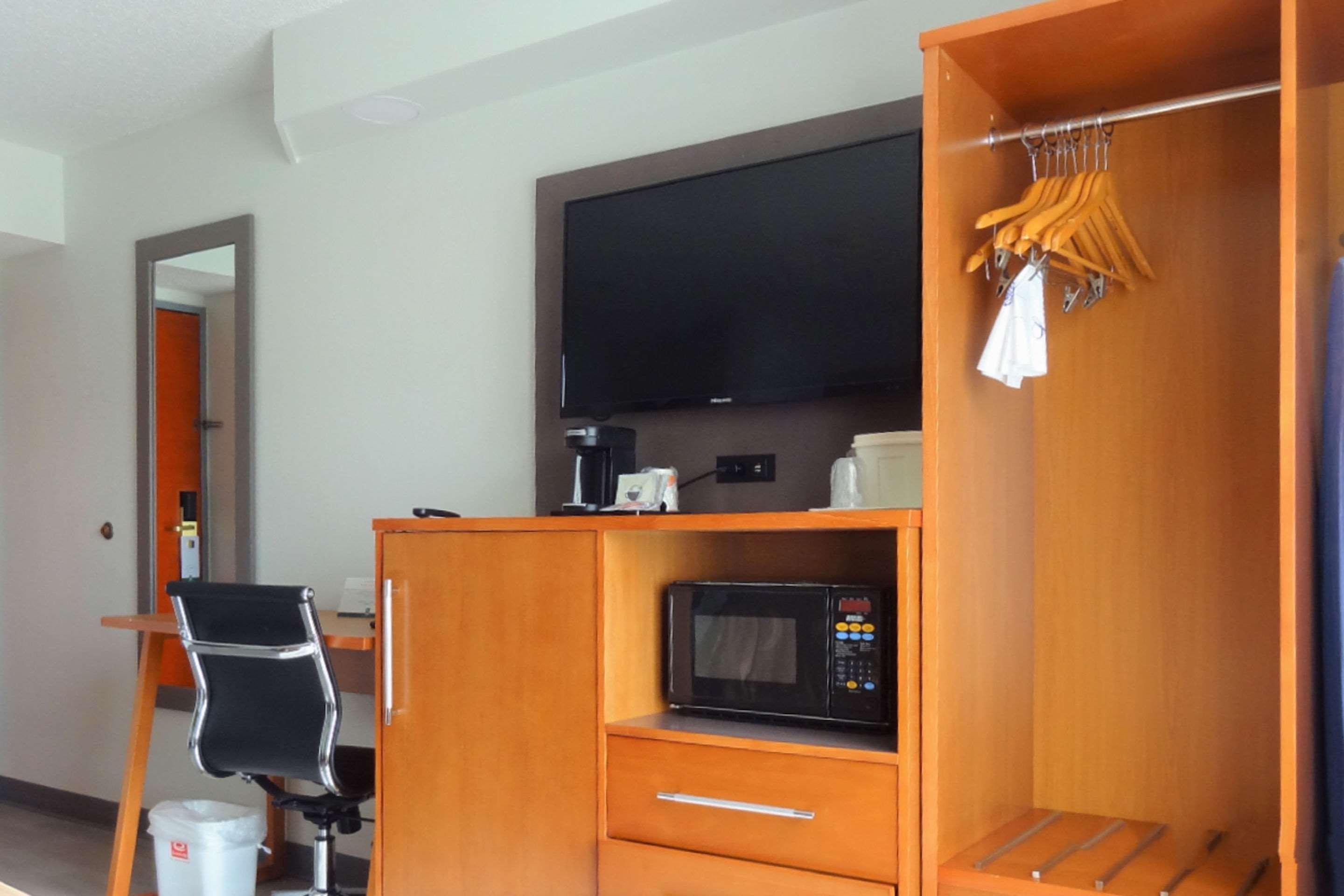 Quality Inn & Suites Raleigh North מראה חיצוני תמונה