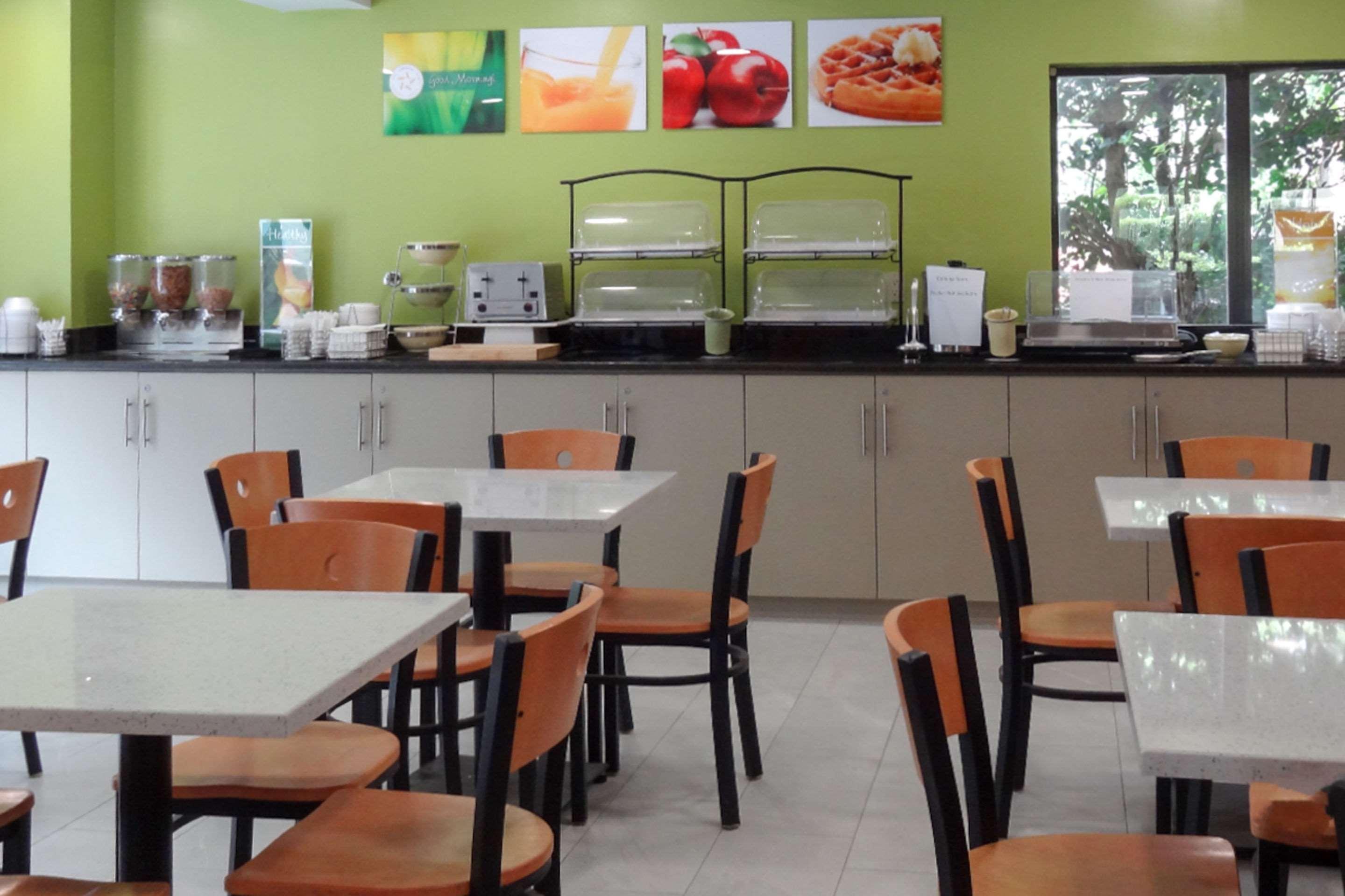 Quality Inn & Suites Raleigh North מראה חיצוני תמונה