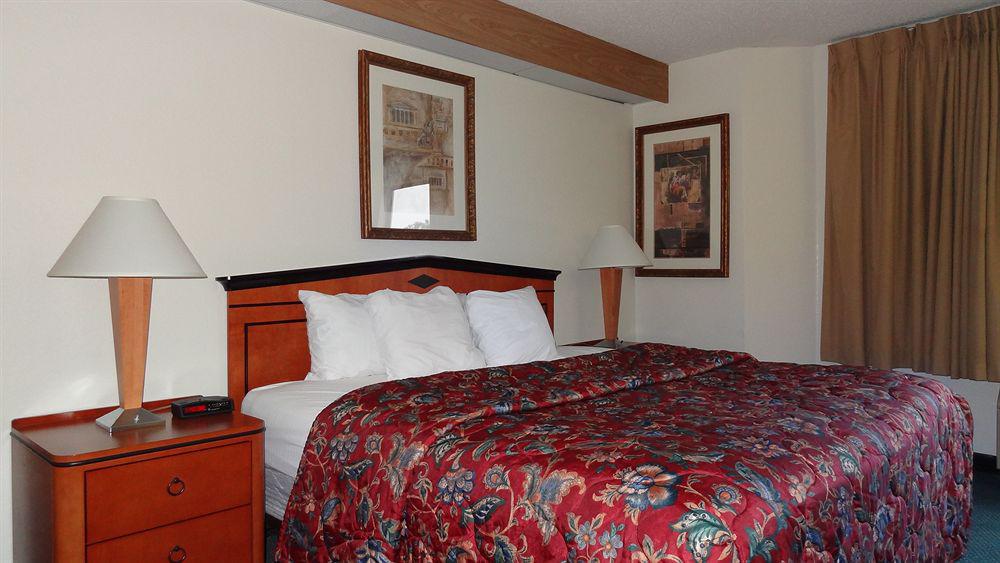 Quality Inn & Suites Raleigh North מראה חיצוני תמונה